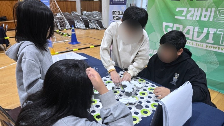 그래비트랙스 부스에서 학생들이 모둠별로 트랙을 설계하는 장면